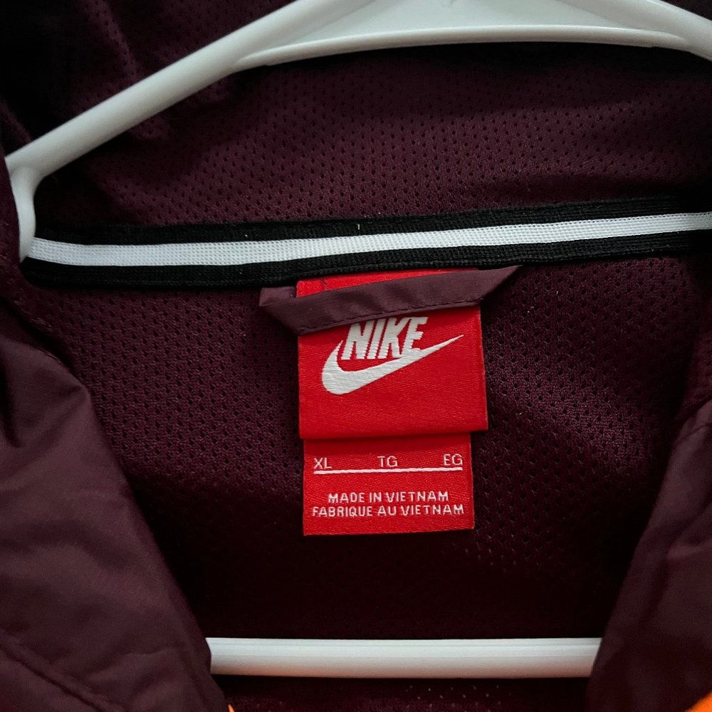 Nike Wind Breaker - Picture 2 of 3
